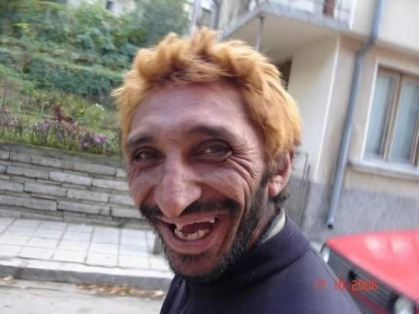 Κόψτε τους τα επιδόματα! Σοβαρά επεισόδια μεταξύ γύφτων στην Ευελπίδων – Τα έκαναν «γυαλιά-καρφιά» – (βίντεο)
